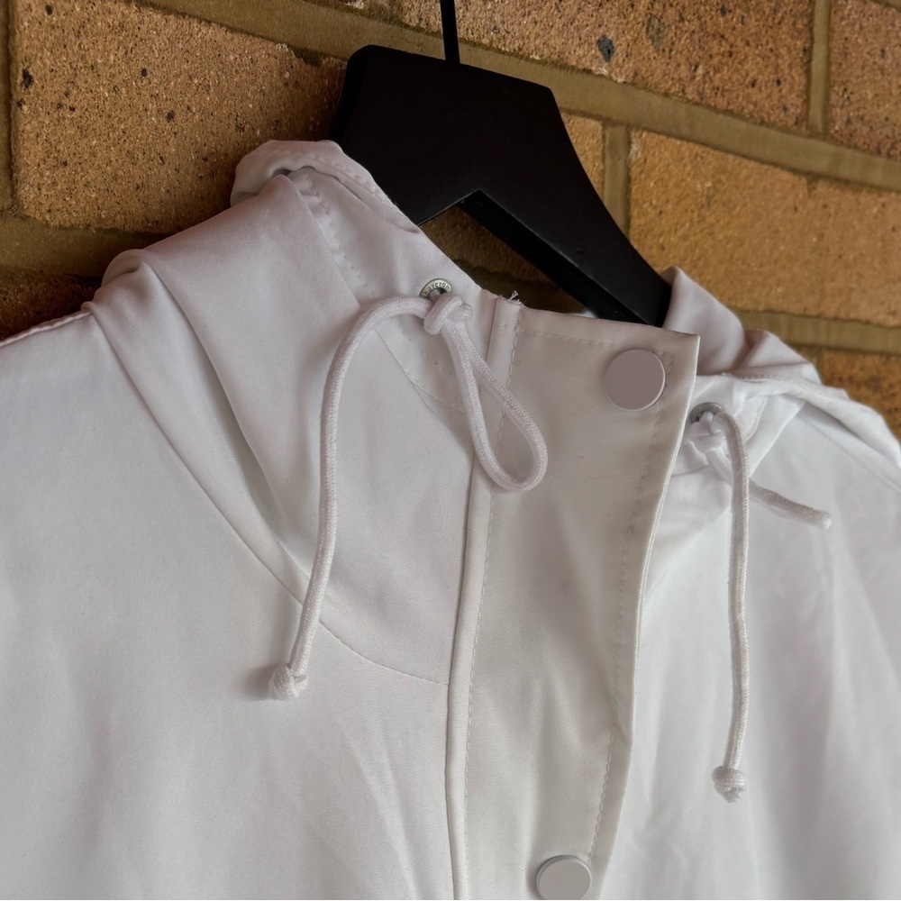 Abercrombie & Fitch Women’s White Hooded zip front Jacket water resistant Medium - Picture 4 of 8